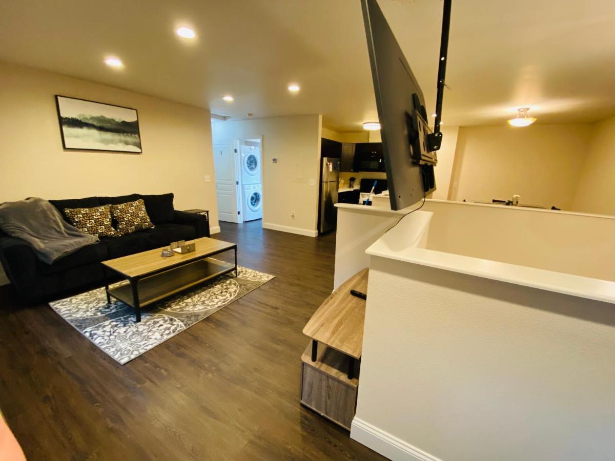 Beautiful 2 Bedroom 1 Bath Apartment With Private Garage Anchorage Eksteriør billede