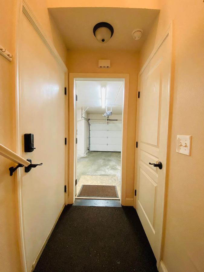 Beautiful 2 Bedroom 1 Bath Apartment With Private Garage Anchorage Eksteriør billede