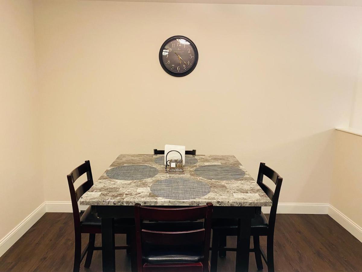 Beautiful 2 Bedroom 1 Bath Apartment With Private Garage Anchorage Eksteriør billede